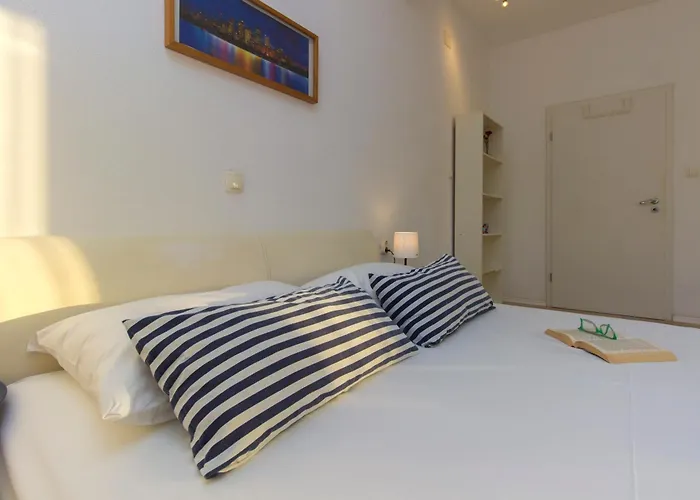 Close To With Restaurant ברודאריצה